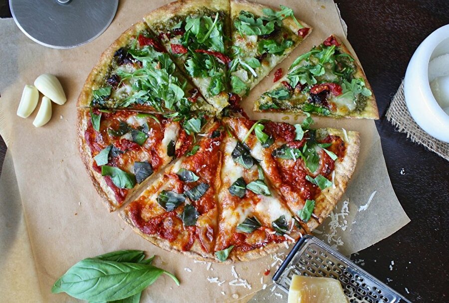 Bonus #2 Diyet pizza

                                    
                                    
                                    Diyet yapanlar için hem doyurucu hem lezzetli hem de yedikten kendinizi kötü hissettirmeyecek bir pizza tarifiyle karşınızdayız.Gerekli malzemeler1) 200 gram kepekli pizza2) Domates sos ya da ketçap3) 100 gram mozzarella peyniri4) Yarım soğan5) 50 gram mantar6) 100 gram ıspanak7) 1 çorba kaşığı zeytinyağı- Hazırlanışı -Tezgaha un serpin ve pizza hamurunu üzerine alın. Yaklaşık 30 santimetre çapında bir hamur açın.
  
Ayrı bir tavaya zeytinyağını koyun. Soğan, mantar ve ıspanağı kavurun. Pizza hamurunu fırın tepsisine yerleştirin. Üzerine domates sosu ya da ketçabı yayın.Mozzarella peynirini de ilave edin. Kavurduğunuz sebzeleri hamurun üzerine koyun.

  
180 derecedeki fırında 30 dakika pişirmeniz yeterli olacaktır.
                                
                                
                                