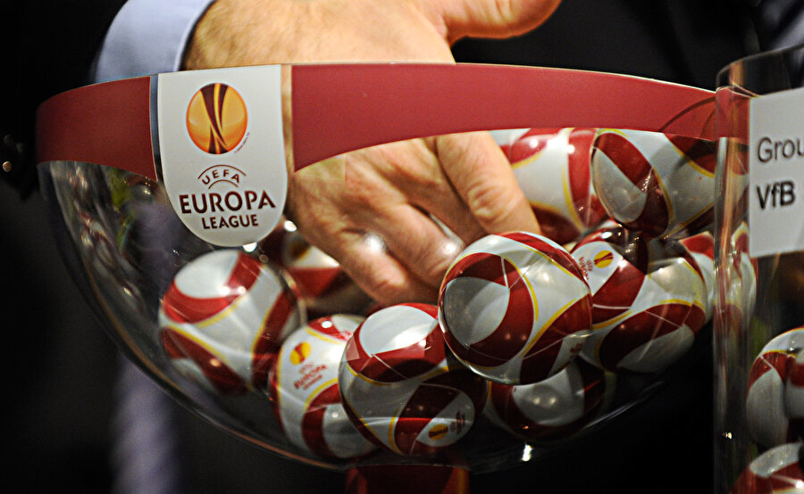 UEFA Avrupa Ligi'nde kuraların çekildiği toplar.