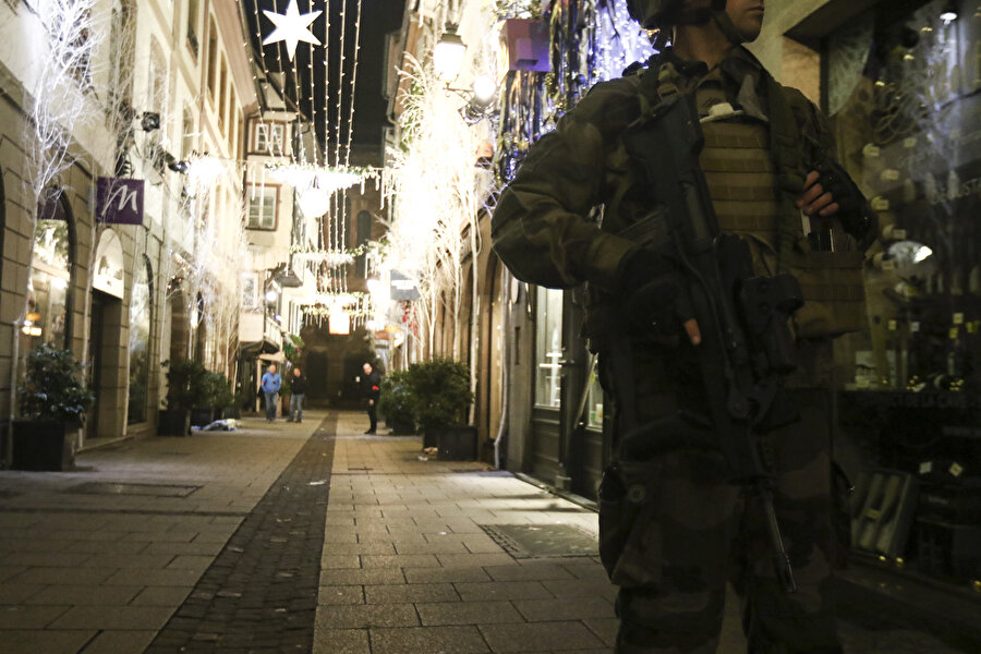 Fransa'nın Strazburg kentinde 11 Aralık'ta Noel pazarına saldırarak 3 kişiyi öldürüp, 12 kişiyi yaralayan 29 yaşındaki Cherif Chekkat'in Fransa İç İstihbarat Biriminin (DGSİ) "Fiş S" olarak adlandırılan takip edilen kişiler arasında yer aldığı ortaya çıktı. Daha önce hırsızlık ve tecavüz suçlarından Fransa, Almanya ve İsviçre'de 27 kez hüküm giydiği tespit edilen Cherif Chekkat'in kabarık suç dosyası, akıllara benzeri diğer saldırganları getirdi.