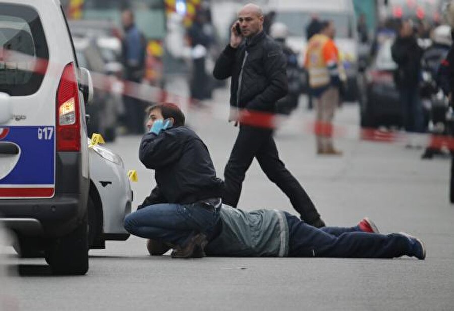 Fransa'nın başkenti Paris'te Ocak 2015'te Charlie Hebdo saldırılarını yapan Said ve Şerif Kuaçi kardeşlerin de adli suçtan sabıkaları bulunuyordu.Şerif Kuaçi'nin 2005'te Suriye üzerinden Irak'a savaşmaya gitmeye çalışırken yakalandığı, 3 yıl hapis yattıktan sonra serbest bırakıldığı belirlenirken, kardeşi Said Kuaçi'nin adı da polis kayıtlarında ilk olarak 2010'da görüldü.