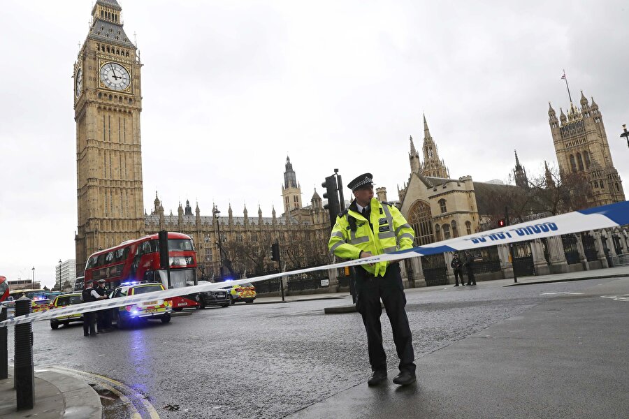 İngiltere
İngiltere'de de benzer bir durum söz konusu. Londra'da Mart 2017'de Westminster Köprüsü saldırısını gerçekleştiren Khalid Masood'un yüklü bir sabıka kaydı bulunduğu, failin 1983'te ve 2003'te tutuklandığı ortaya çıktı.
Londra Köprüsü'nde haziran ayında terör saldırısının üç faili arasında yer alan Khuram Shazad Butt'un da saldırıdan önce Londra'da artan terörizm tehdidine ilişkin yayımlanan bir belgeselde yer aldığı tespit edildi.
