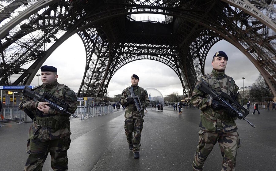 Fransa'nın başkenti Paris'te bulunan Eyfel Kulesi'nde askerler bir dönem nöbet tutmuştu.