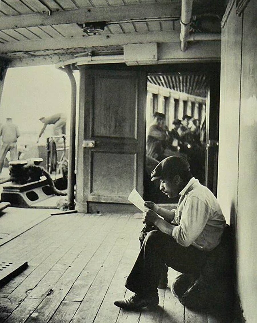 Kadıköy vapurunda bir hamal. İstanbul 1961