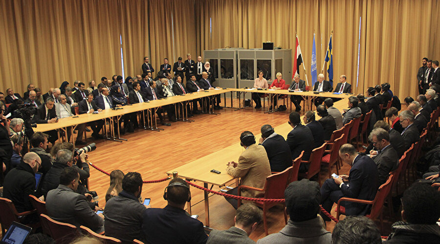 Yemen görüşmeleri sonlandı
Birleşmiş Milletler (BM) Genel Sekreteri Antonio Guterres, İsveç'te sona eren Yemen konulu istişare toplantılarında Yemen halkı için hayati önem taşıyan Hudeyde limanı ve kenti için tarafların anlaşmaya vardığını duyurdu. "Hudeyde limanı ve kenti için anlaşmaya vardık." diyen Guterres, anlaşmanın limana ve kente "tarafsız güçlerin konuşlandırılmasını" ve "geniş çaplı ateşkesin sağlanmasını" kapsadığını vurguladı. Guterres, anlaşma gereğince "BM'nin limanda lider rolünü" üstleneceğini, Yemen'e insani yardımların önünün açılacağını, böylelikle milyonlarca Yemenlinin yaşam şartlarının iyileştirileceğini bildirdi.