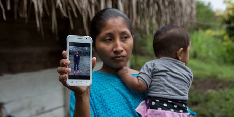Claudia Marroquin, Jakelin Caal Maquin'e ait fotoğrafları gösterdi.