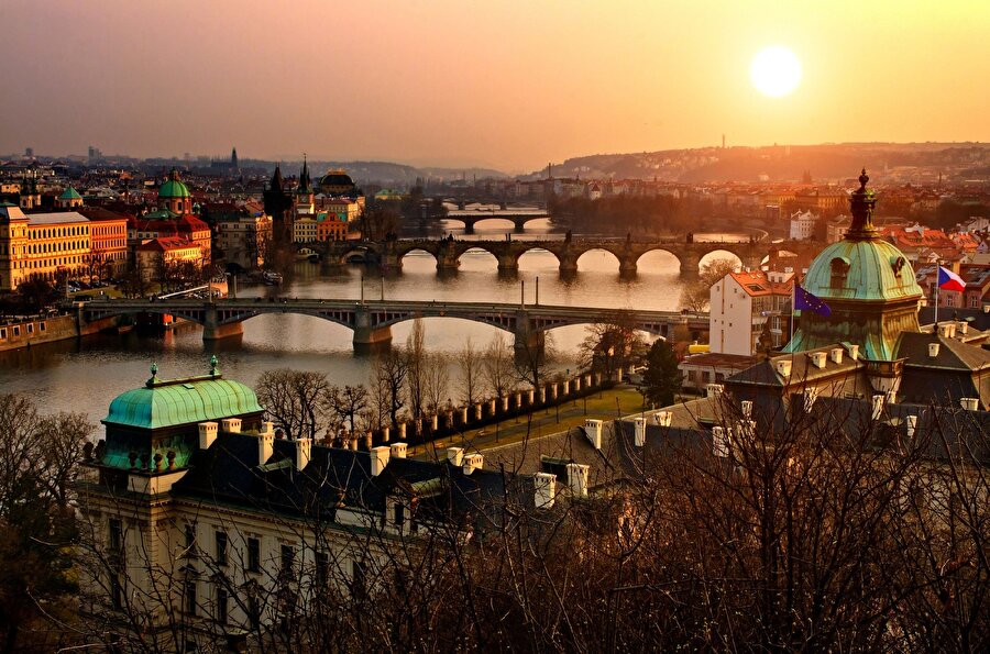 Çekya

                                    
                                    AB’ye Katılım Yılı: 2004Başkent: Prag

  
Yüzölçümü: 78 866 km² 
  
Nüfus: 10.5 milyon 
  
Para Birimi: Koruna 
  
Schengen Bölgesi: 2007 yılından bu yana Schengen bölgesi üyesi
                                
                                