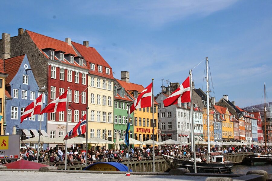 Danimarka

                                    
                                    AB’ye Katılım Yılı: 1973
Başkent: Kopenhag 
  
Yüzölçümü: 43 094 km²

  
Nüfus: 5.5 milyon 
  
Para Birimi: Kron 
  
Schengen Bölgesi: 1996 yılından bu yana Schengen bölgesi üyesi
                                
                                