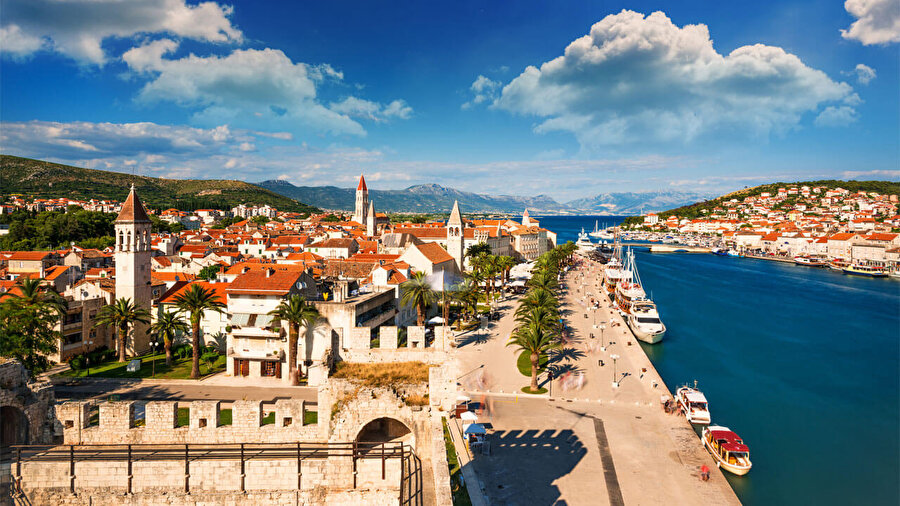 Hırvatistan
AB’ye Katılım Yılı: 201
Başkent: Zagreb
Yüzölçümü: 56 594 km²
Nüfus: 4.4 milyon
Siyasi Düzen: Parlamenter Demokrasi
AB resmi dili: Hırvatça
Para Birimi: Kuna