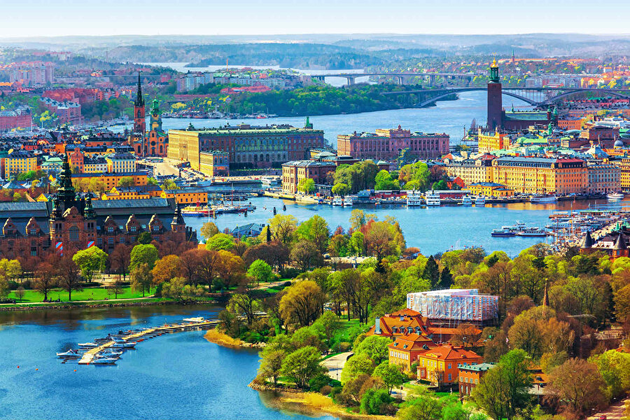 İsveç 

                                    
                                    AB’ye Katılım Yılı: 1995
Başkent: StockholmYüzölçümü: 449 964 km²Nüfus: 9.2 milyon 
  
Para Birimi: Krona 
  
Schengen Bölgesi: 1996 yılından bu yana Schengen bölgesi üyesi
                                
                                