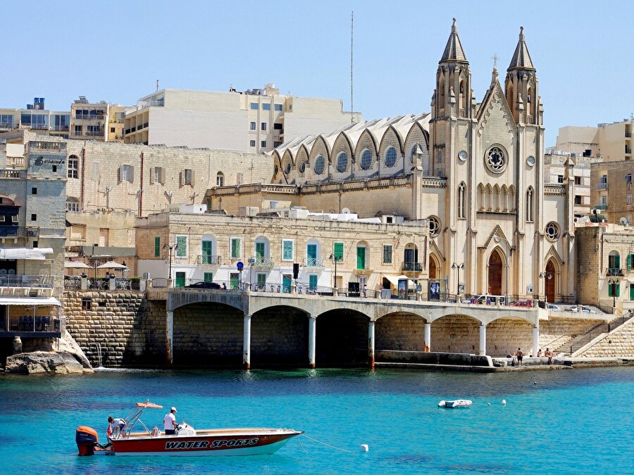 Malta
AB’ye Katılım Yılı: 2004
Başkent: VallettaYüzölçümü: 316 km²Nüfus: 0.4 milyonPara Birimi: 2008 yılından bu yana Avrupa ortak para birimi (avro) üyesiSchengen Bölgesi: 2007 yılından bu yana Schengen bölgesi üyesi