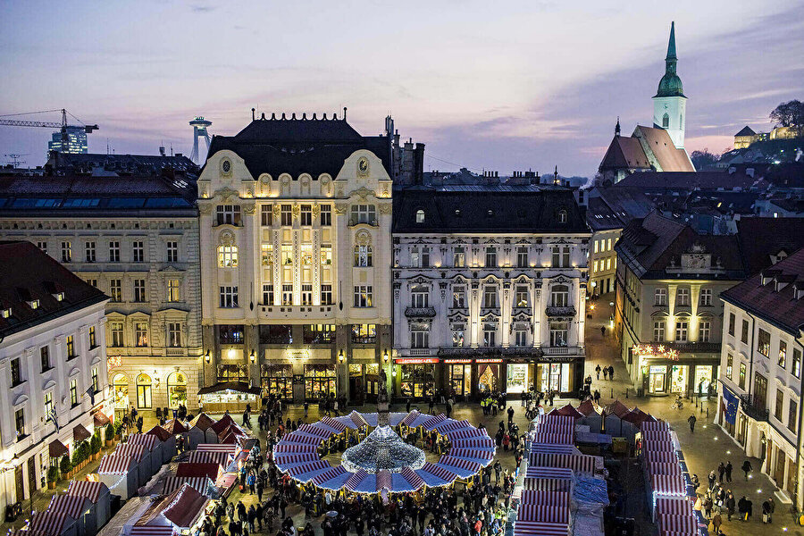 Slovakya
AB’ye Katılım Yılı: 2004
Başkent: Bratislava
Yüzölçümü: 48 845 km²
Nüfus: 5.4 milyon
Para Birimi: 2009 yılından bu yana Avrupa ortak para birimi (avro) üyesi)Schengen Bölgesi: 2007 yılından bu yana Schengen bölgesi üyesi