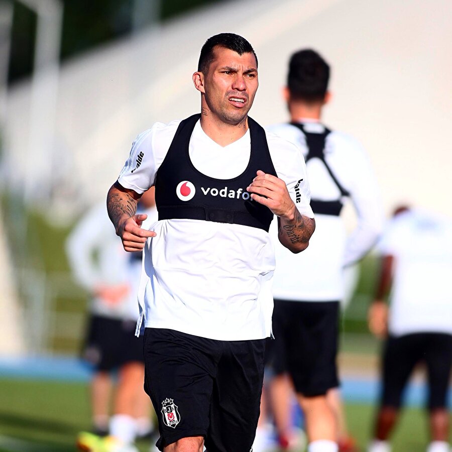 Şilili yıldız futbolcu Gary Medel, kariyerinde Sevilla, Inter ve Boca Juniors gibi önemli kulüplerde forma giydi.