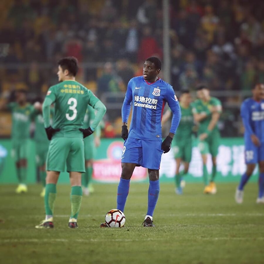 Sezon başında Çin'in yolunu tutan Demba Ba'nın, Shanghai Shenhua ile sözleşmesi 2021 yılında sona eriyor.