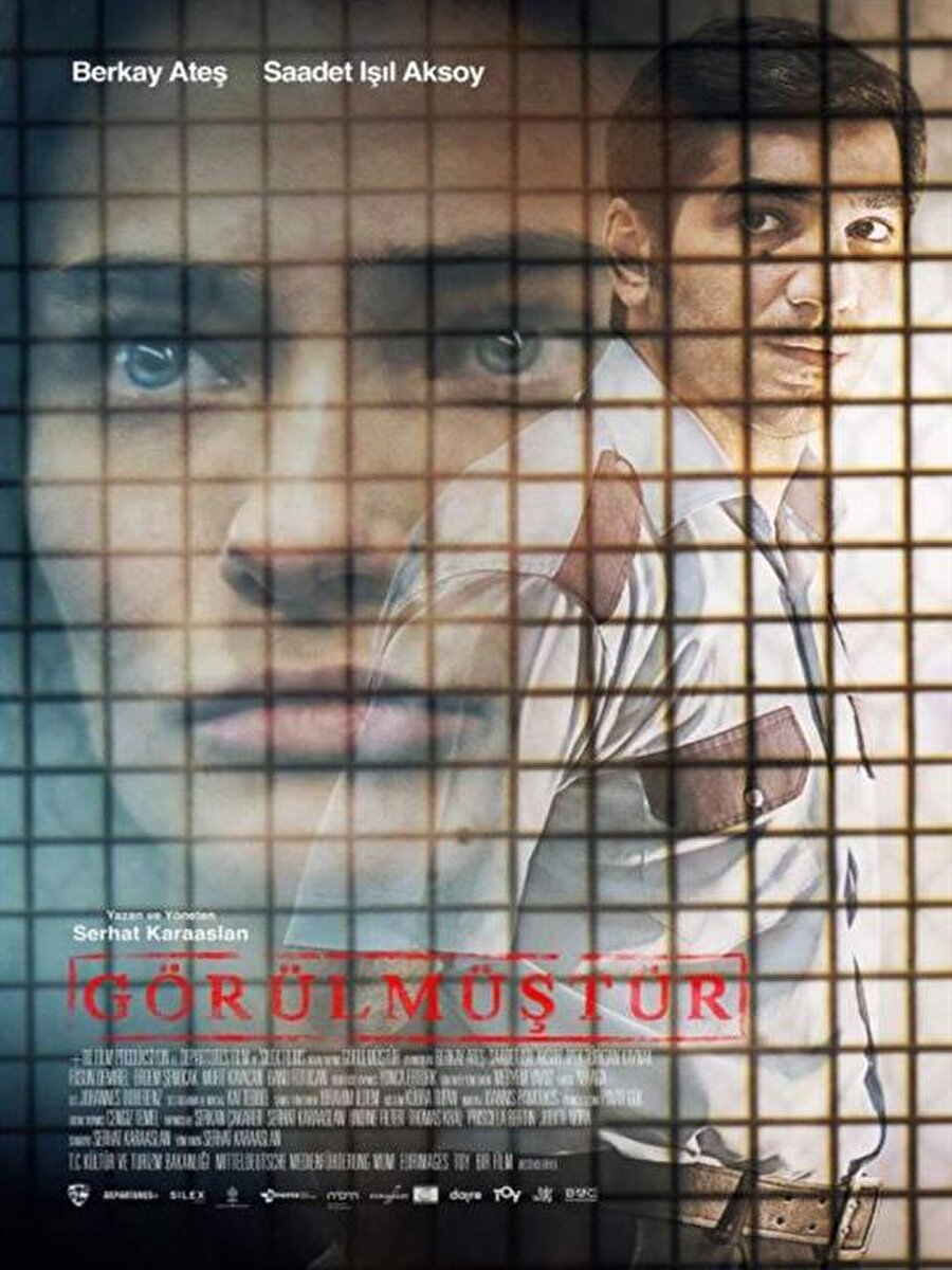 10. Görülmüştür
Çektiği kısa filmlerle tanınan Serhat Karaaslan'ın ilk uzun metraj filmi olan "Görülmüştür", İstanbul'da bir cezaevinde mahkumlara gelen mektupları kontrol eden bir memurun, mektubun birinden çaldığı fotoğraftaki bir kadını takıntı haline getirmesini anlatıyor.Dram türündeki filmde Berkay Ateş, Saadet Işıl Aksoy, İpek Türktan Kaynak, Füsun Demirel, Erdem Şenocak ve Müfit Kayacan rol aldı.