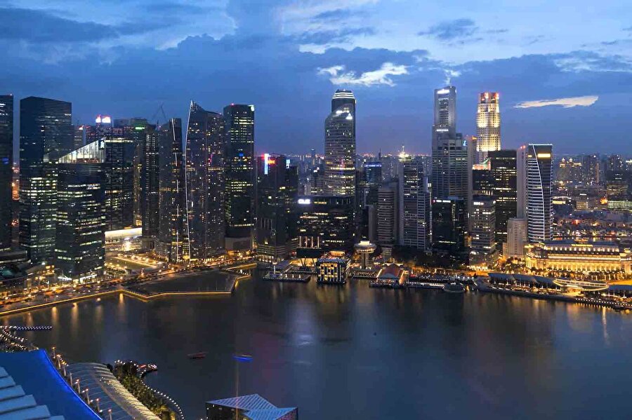 Singapur

                                    
                                    
                                    
                                    
                                    
                                    
                                    Singapur, dünyanın en güçlü ekonomilerinden birine sahip Güneydoğu Asya'da çok gelişmiş bir ülkedir Ülkeyle aynı adı taşıyan Singapur şehri, yakın zamanda Economist tarafından 2018 yılında dünyanın en pahalı şehri olarak belirlendi.

  


  
Çok fazla harcama yapmadan Asya'yı ziyaret etmeyi veya yerleşmeyi planlayan insanlar için, Singapur'u atlamak ve doğrudan Filipinler gibi ucuz Asya ülkelerine gitmek daha iyi bir fikir olabilir.
                                
                                
                                
                                
                                
                                
                                