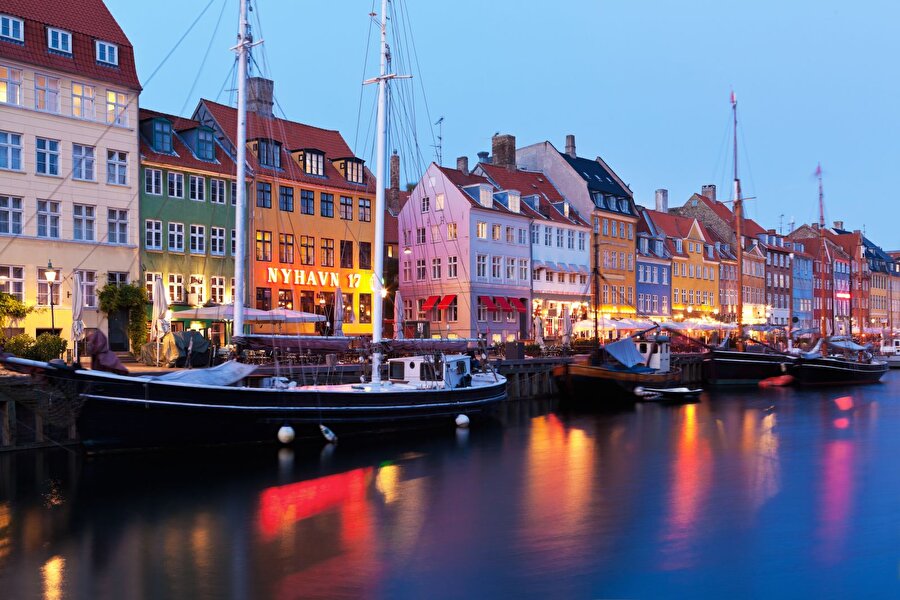 Danimarka 

                                    
                                    
                                    
                                    
                                    
                                    
                                    Danimarka dünyanın en mutlu ülkelerinden biri olarak biliniyor. Danimarka bu özelliğinin yanısıra aynı zamanda pahalılığıyla da cep yakıyor. Ülkenin başkenti Kopenhag, dünyanın en pahalı şehirleri listesine adını yazdırıyor; ama eğer tarihi limanlar , büyüleyici ilçeler ve imzalı Danimarka tasarımlarıyla bir yer arıyorsanız , bu küçük nordik ülke harcadığınız her kuruşa değer olabilir.
                                
                                
                                
                                
                                
                                
                                