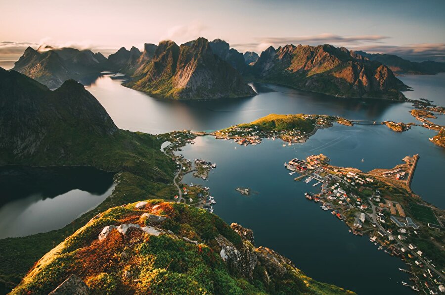 Norveç 

                                    
                                    
                                    
                                    
                                    
                                    
                                    Büyük dağ sıralarıyla, kuzey ışıklarıyla Norveç meraklılarına bir ömür boyu macera sunuyor; ama ülkenin yüksek yaşam maliyeti sizi engellemezse.

  


  
İskandinav ülkesi, tüm Avrupa'da kişisel mal ve hizmetler için en yüksek fiyat seviyelerinden birine sahiptir. Örneğin ülkede 3,8 litre süt 7 dolara mal olur.
                                
                                
                                
                                
                                
                                
                                