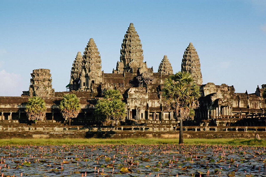 Kamboçya 

                                    Dünyanın en görkemli yapılarından 1000 yıllık Angkor tapınağı, Kımer Mirası ve Apsaralara sahip olan Kamboçya da ucuz ülkeler arasında yer alıyor. 1970 yıllarında iktidar sayesinde iki milyondan fazla kişinin ölümüne neden olan acılı bir geçmiş barındıran bu ülke gerçekten çok ilgi çekici. Bu ülkeyi ucuza keşfetmek isteyenler, lüks bir otelde 3 dolara konaklayabilir ve 4-5 dolara çok lezzetli bir yemek yiyebilirsiniz.
                                