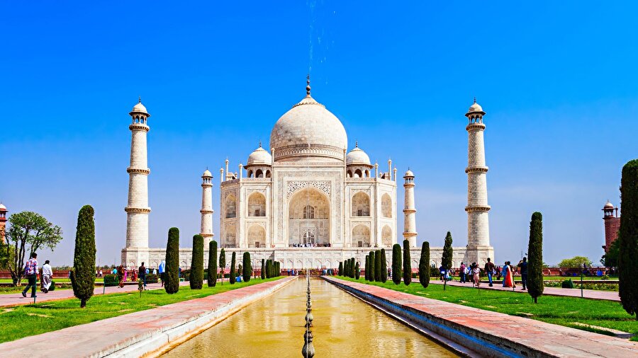 Hindistan
Dünyanın en kalabalık ülkelerinden Hindistan, görülmesi gereken ülkelerden biri. Başkenti Delhi olan bu ülkede çok ucuza gezebilirsiniz. Burada 50 cent ile bile karnınızı doyurabilirsiniz, 3 dolar gibi fiyata da güzel bir yemek yiyebilirsiniz. Şehir içi ulaşım 0.15 – 0.20 cent gibi fiyatlarda. Bu görkemli yeri çok ucuza gezebilirsiniz.