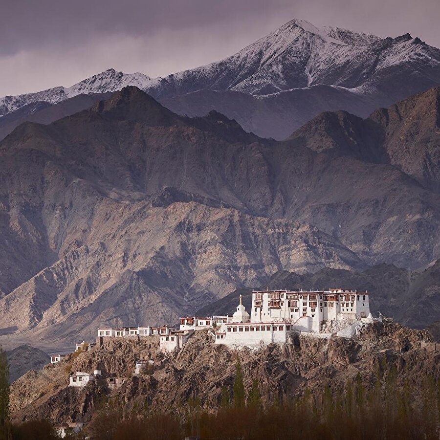 Yüksek geçitlerin bölgesi: Ladakh
