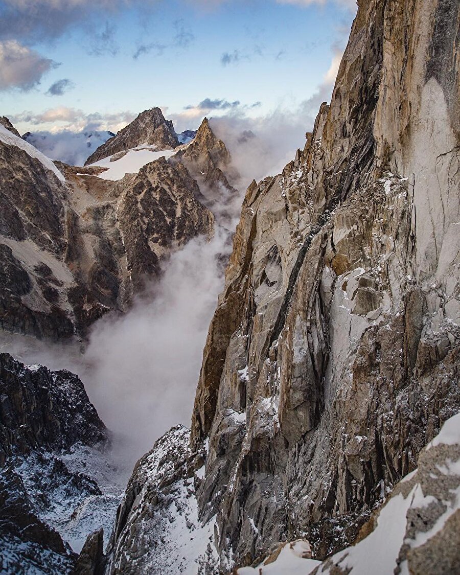 Tibet platosunun sarsılmamış kaya kulelerine bir bakış