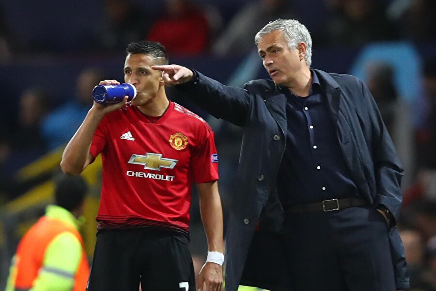 Jose Mourinho, öğrencisi Alexis Sanchez'e taktik veriyor.