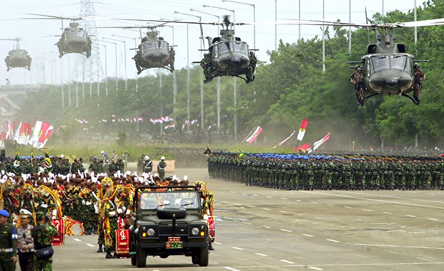 15. Endonezya 

                                    
                                    
                                    
                                    
                                    
                                    Askeri Güç Endeksi: 0,326Savunma Bütçesi(milyar dolar): 6,9 

  
Ülke Nüfusu(milyon kişi): 260,5     Asker Sayısı(milyon kişi): 0,975 
  
Hava Kuvvetleri: 478

  
Savaş Uçakları:41 
  
Tanklar:418 
  
Deniz Kuvvetleri’ne Ait Gemiler: 221
                                
                                
                                
                                
                                
                                