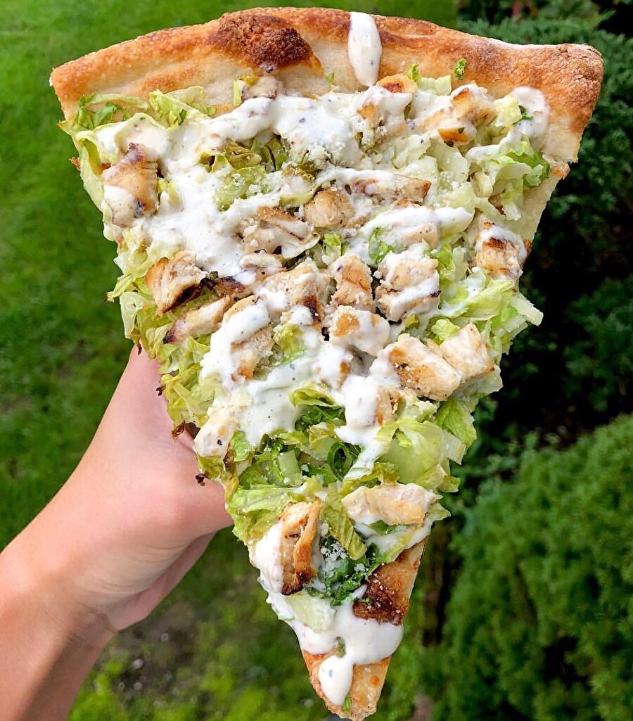 Tavuk salatalı pizza dilimi