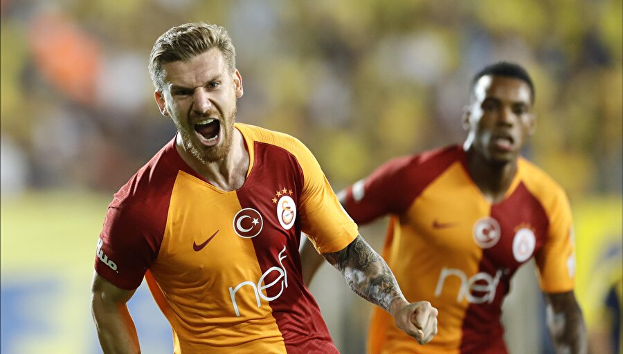 Serdar Aziz ve Garry Rodrigues golün ardından tribünlere koşuyor.