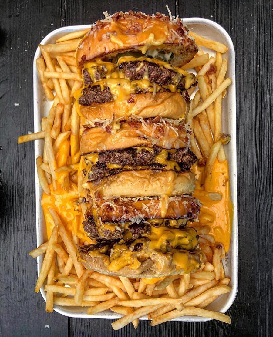 Çizburger ve peynirli patates kızartması