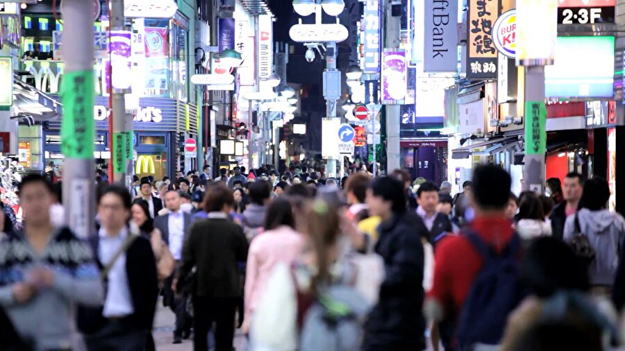 Japonya 
Japonya'da asgari ücretin belirlenmesi bölgeye ve bölgedeki endüstriye göre değişiyor. Endüstriyel asgari ücretler belli sektörler için olup genellikle bölgesel asgari ücretten daha yüksek oluyor. Bölgesel ve endüstriyel asgari ücret arasında fark var ise çalışanlara ikisi arasından yüksek olanı veriliyor.