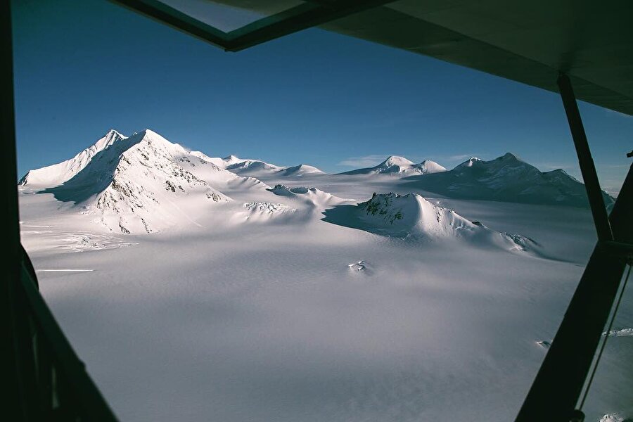 Alaska Körfezi'ndeki konumu dünyanın her yerinden daha fazla kar yağışı alan Chugach Dağları