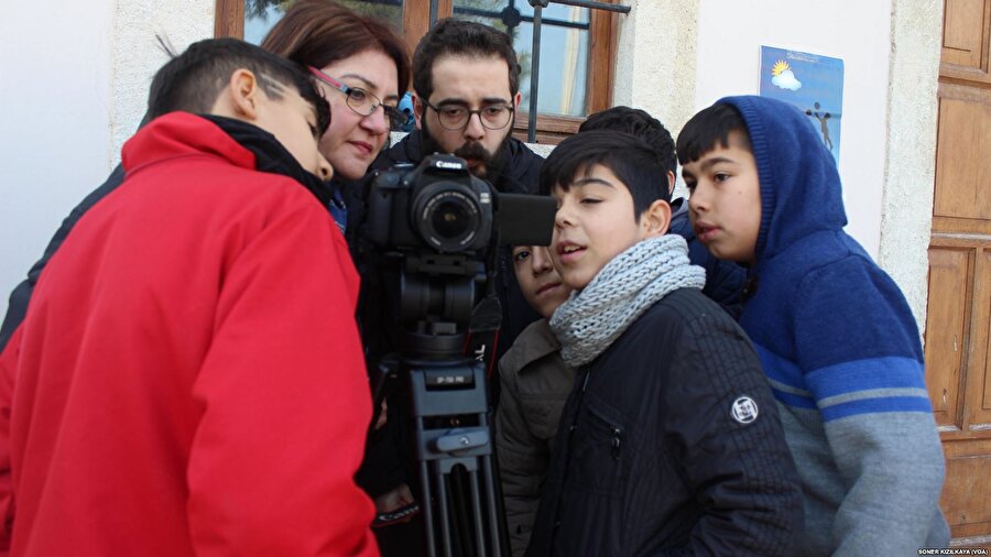 "Mahallemizde Film Çekiyoruz" etkinliği kapsamında bir araya gelen çocuklar.