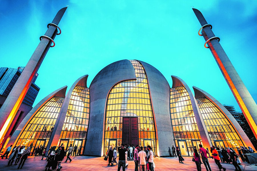 Almanya Köln Merkez Camii mimari yapısıyla dikkati çekiyor.