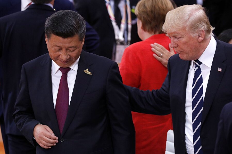 ABD-Çin ticaret savaşı: devam mı edecek?

                                    
                                    
                                    
                                    
                                    
                                    
                                    
                                    
                                    
                                    
                                    ABD-Çin ticaret savaşı

ABD ile Çin ticaret savaşının temeli, ABD Başkanı Donald Trump’ın 1 Mart’ta ilan ettiği kararla birlikte çelik ithalatında yüzde 25, alüminyum ithalatında yüzde 10 gümrük vergisi uygulamaya başlamasıyla atıldı. Washington’ın 6 Temmuz’da Çin'den ithal edilen 34 milyar dolar değerindeki 800'den fazla ürüne yüzde 25 ek gümrük vergisi uygulama kararıyla seviye atlayan ticaret savaşının en önemli konu başlıklarından biriyse inovasyon. Zira ABD inovasyon alanında üstünlüğünü kaybetmeye başlaması sebebiyle ciddi kaygılar taşırken; Çin kendi gelişim seyrine karşılık ABD’nin ek vergi listelerinin havacılık, telekomünikasyon ve yapay zeka gibi kulvarlarda uyguladığının altını çiziyor.
  Çin Komünist Partisi’nin yayın organlarından Global Times’ta “Çin bir ticaret savaşına dahil edilmek istemiyor. Ancak, Trump hükümeti Çin’in yüksek teknolojili gelişimini frenlemek ve yüksek teknoloji endüstrisini marjinalize etmek istiyorsa, mesele başka bir hal alacaktır” diye yazdı.  Çin de 34 milyar dolarlık ABD ürününe yüzde 25 gümrük vergisi getirerek ABD’ye misilleme yapmakta gecikmedi. Çin ayrıca DTÖ’yü de bilgilendirerek, serbest ticaret konusunda diğer ülkelerle çalışmaya devam edeceğini de bildirdi. Çin Menkul Kıymetler Düzenleme Komisyonu ise ekonomiyi girilen ticaret savaşına hazırlamak için daha fazla yabancı ticaretine izin vereceğini duyurdu.
  ABD ile Çin arasında yaşanan bu ticaret savaşının kazananının kim olacağı şimdilik belirsiz olsa da, bu savaşın ekonomiyi küresel çapta etkilemesi çok olası. Çünkü karşılıklı vergi konulan ürünler çoğunlukla dünya tedarik zincirleriyle bağlantılı. Bu da, dünya çapında pek çok ürün fiyatının aniden fırlayabileceği anlamına geliyor. ABD’nin gümrük düzenlemelerini yalnızca Çin'e değil, AB ve Rusya’ya karşı da bir pazarlık unsuru olarak tuttuğu göz önünde bulundurulduğunda, sürecin ABD’yi ekonomik ve siyasi olarak yalnızlaştırması ihtimal dışı sayılamaz.  Halbuki Amerikan Ticaret Odası’na göre ATÖ üyelerinin yüzde 74’ü hala Çin’deki yatırımlarını halen büyütmeyi planlıyor.
                                
                                
                                
                                
                                
                                
                                
                                
                                
                                
                                