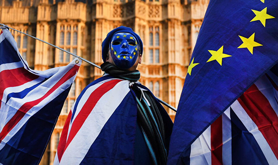 Brexit: Anlaştık mı anlaşamadık mı?
İngiltere Başbakanı Theresa May, eğer Avrupa Birliği (AB) yetkilileri ile mutabık kaldığı Brexit planı parlamentoda onaylanmazsa AB'den anlaşmasız çıkılması için gerekli hazırlıkların yapılmasının gerektiğini söyledi. Parlamento komitesine açıklamalarda bulunan May, "Bazılarının somut adımlar atması gerekiyor." dedi. İngiliz Başbakan May, Brexit müzakerelerini uzatmak gibi bir kararın AB ile mutabık kaldığı anlaşmayı yeniden tartışmaya açacağını belirtti. May, "Böyle bir durumda açıkçası, anlaşma her yöne gidebilir." ifadelerini kullandı. İngiliz Başbakan Theresa May, Brexit sonrası dönemde Avrupa Hava Güvenliği Ajansı ile de yakın işbirliği içinde çalışmaya devam edeceklerini sözlerine ekledi. Amerika ile İngiltere Brexit sonrası havacılık anlaşması yaptı Amerika Birleşik Devletleri (ABD) ile İngiltere ise Brexit sonrası "açık gökyüzü" anlaşmasına vardı. İngiltere Ulaştırma Bakanı Chris Grayling açıkladığı anlaşma İngiltere'den ABD'ye uçuşların yeni anlaşmaya göre devam edeceği anlamına geliyor. Daha önce bu uçuşlar AB ile ABD arasındaki uçuş anlaşmasına göre düzenlenmişti. Ford Avrupa: ''Anlaşma onaylanmazsa felaket olur''İngiltere'nin AB'den çıkması anlamına gelen Brexit ile ilgili taraflar arası bir anlaşmaya varılamazsa ortaya çıkacak belirsizlikten ticaret dünyası oldukça çekiniyor. May, bu açıklamaları yaptığı sırada İngiltere'nin en büyük otomobil üreticisi Amerikalı Ford'un Avrupa ayağının başındaki isim Steven Armstrong anlaşma sağlanamaması durumu için "felaket olur." yorumunu yaptı. Armstong, "Şu an masada olan anlaşmanın onaylanması önemli." dedi. Bu konu 2019 yılında da konuşulmaya devam edecek gibi duruyor.