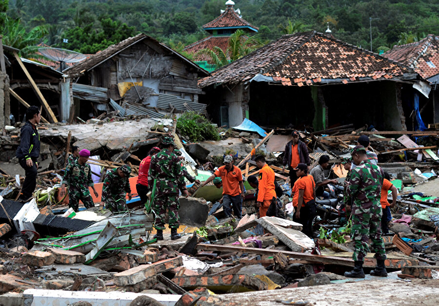 Ölü sayısı 430'a yükseldi
Endonezya’daki Sumatra ve Cava Adası arasında yer alan Sunda Boğazı’nda meydana gelen tsunami sonucu hayatını kaybedenlerin sayısının 430'a yükseldiği, rakamın daha da artabileceği kaydedildi. Ulusal Afet Yönetim Ajansı (BNPB) Sözcüsü Sutopo Purwo Nugroho, ölü sayısındaki artışı doğrularken, yaralı sayısının bini aştığını ve birçok insanın hala kayıp olduğunu ifade etti.