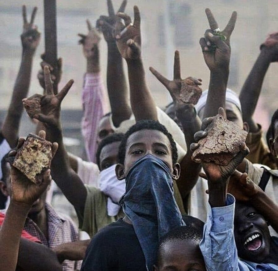 Sudan'da gösteriler alevleniyor
Atbara ve Port Sudan gibi kentlerde 19 Aralık Çarşamba günü başlayan ve perşembe günü başkent Hartum'a sıçrayan gösterilerde eylemciler, doların aşırı yükselmesi nedeniyle ekmek, yakıt, tüp gibi ürünlerde görülen aşırı fiyat artışı ve ekonomik krizi protesto ediyor.