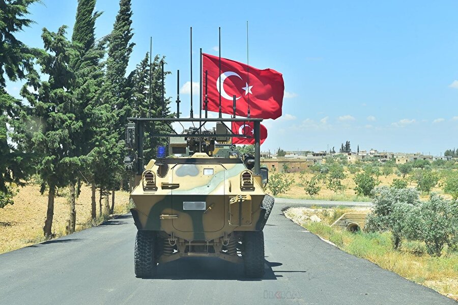 ABD ile Münbiç yol haritası gecikmeli de olsa uygulamaya kondu
Türkiye ve ABD, haziran ayında Fırat'ın batısında, Ağustos 2016'dan bu yana YPG/PKK işgalindeki Münbiç için bir yol haritası üzerinde anlaştı. Yol haritası, 4 Haziran'dan sonraki ilk 3 ay içinde ortak devriyelerin tamamlanıp, ilçe merkezindekiler dahil olmak üzere YPG/PKK'lıların bölgeden tümüyle çıkartılmasını, ardından ilçe merkezindeki askeri ve sivil meclislerin yeniden yapılandırılmasını öngörüyordu. ABD tarafı, yol haritasının henüz başlangıç aşamasında teknik gerekçeler ileri sürerek uzun bir gecikmeye sebep oldu. Ortak devriyeler 1 Kasım'da başlayabildi.