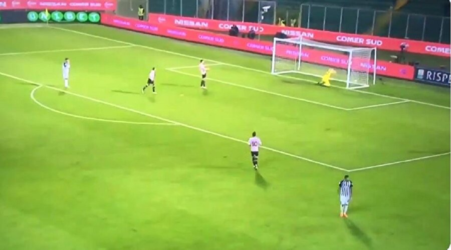 Perucchini kendi kalesine attığı gol sonrası büyük üzüntü yaşadı.