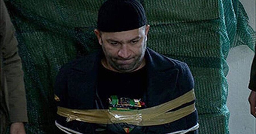 Misafirler varken annem tarafından zorla salonda oturtuluyorum