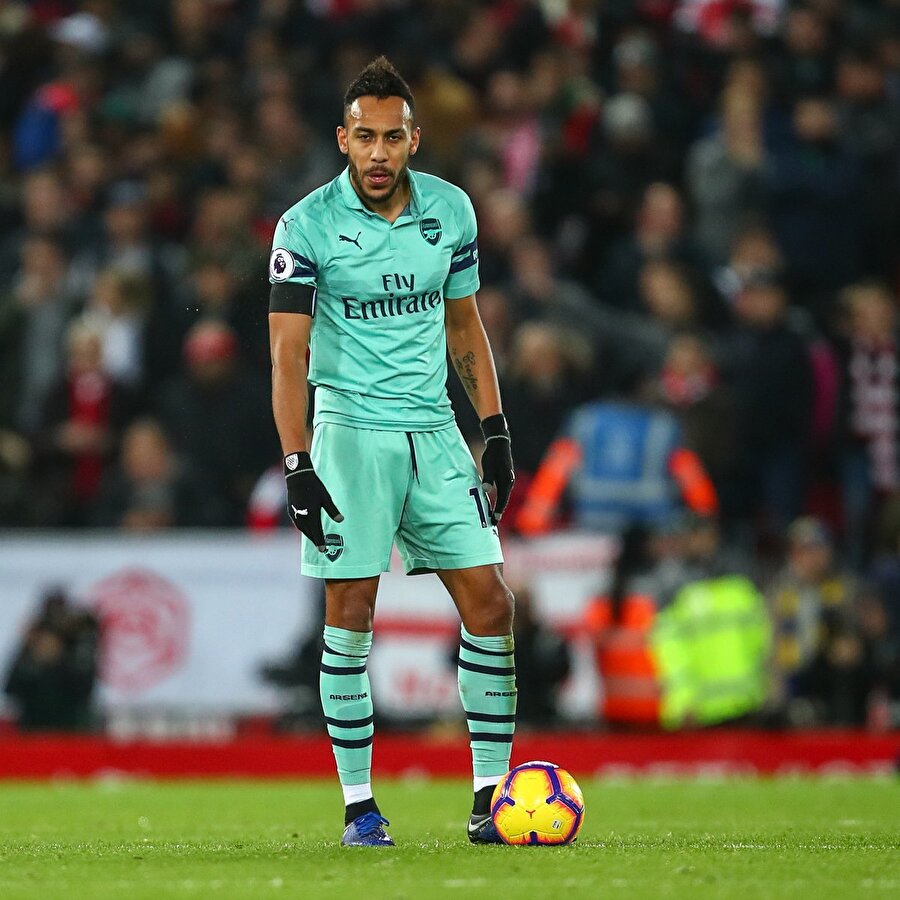 Pierre Emerick Aubameyang santra yapmak için takım arkadaşını bekliyor.