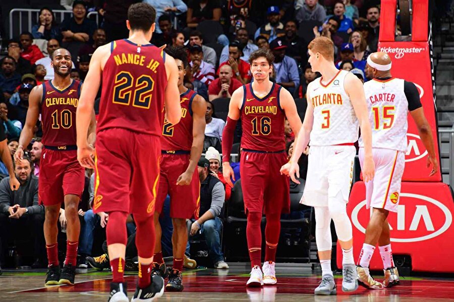 Cedi Osman sayı bulduğu hücumun ardından kendi sahasına dönüyor.