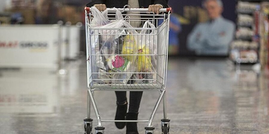 Plastik poşetler ücretli olacak

                                    Market alışverişlerinde plastik posetler ücretli hale gelecek.
Plastik alışveriş posetleri en az 25 kuruştan satılacak. Plastik poşetleri
ücretsiz veren satış noktalarına, kapalı satış alanının her metrekaresi için 10
lira idari para cezası kesilecek.
                                