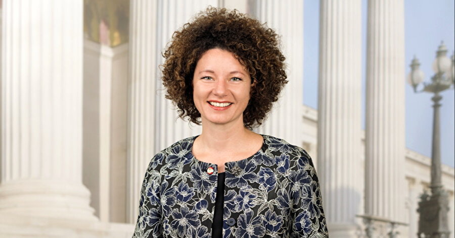 Martha Bissmann, Türkler ve Müslümanlara yönelik ırkçı saldırılara karşı bir konuşma gerçekleştirdi.