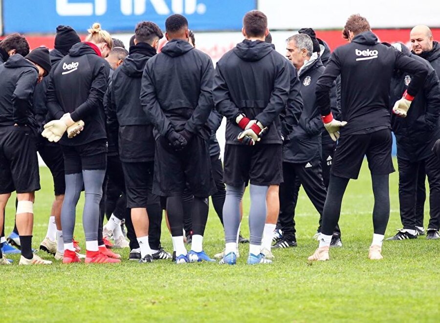 Beşiktaş'ta kamp kadrosuna alınmayan futbolcu sayısı 6'dan 4'e üştü.