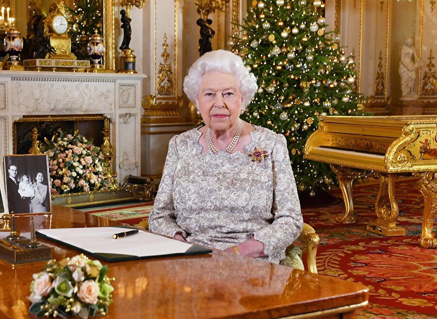 Kraliçe Elizabeth'in arkasında görünen piyano, sosyal medyada ilginç bir asparagası tetikledi.