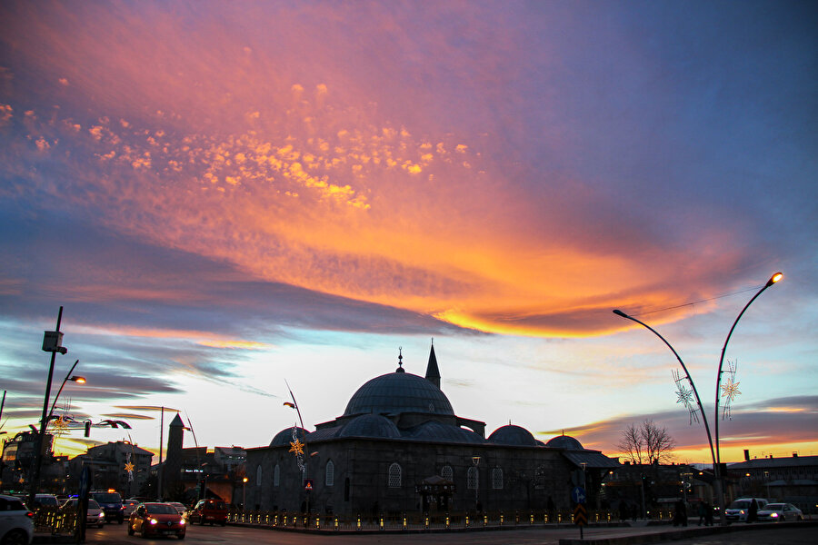 Yedi bin yıllık geçmişiyle çok sayıda medeniyete ev sahipliği yapan ve son yıllarda ülkenin özellikle kış turizmi açısından parlayan yıldızı olan Erzurum.