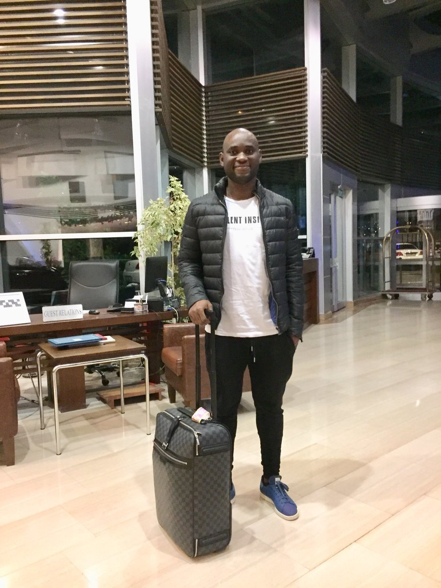 Henri Bienvenu, Hatayspor'a imza attıktan sonra kulübün sosyal medya ekibine poz veriyor.