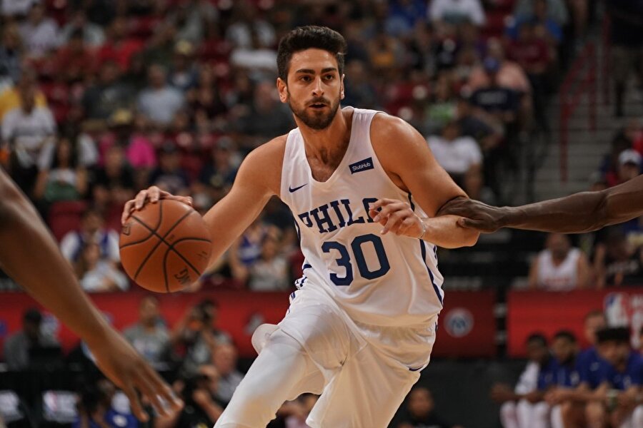 Furkan Korkmaz içeri penetre ediyor.